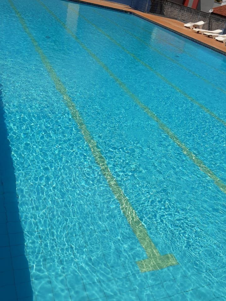 Depois: a mesma piscina com o fundo limpo e água azul