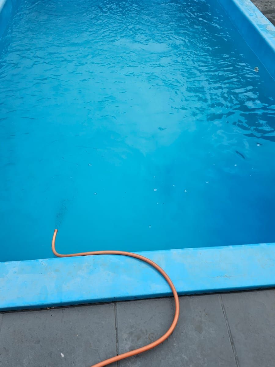Depois: a mesma piscina com água azul cristalina