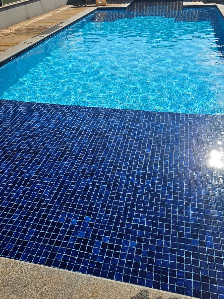 Depois: a mesma piscina de azulejo limpa, com água azul