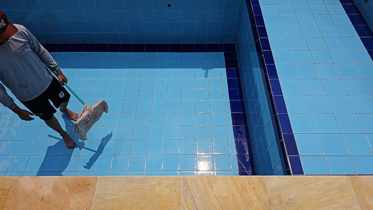 Aspiração e escovação: piscina atendida pelo Alessandro